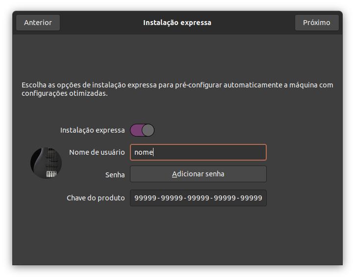 Exibindo a janela da instalação expressa da máquina virtual (Windows 7). Na barra superior há os botões anterior (esquerda) e Próximo (direita). Abaixo é exibido quatro entradas de formulários: um para habilitar a instalação expressa (check), outro para informar o nome do usuário (texto), outro para adicionar uma senha (botão) e outro para adicionar a chave do produto (texto).