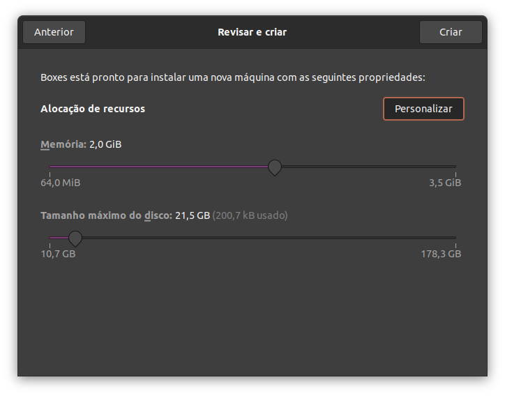 Exibindo a janela para revisar e criar uma máquina virtual com as opções de personalizar. Na barra superior há os botões anterior (esquerda) e Criar (direita). Abaixo um botão para sair das opções de personalização (direita) e mais abaixo são exibidos dois botões deslizantes para mudar o valor de memória e de disco